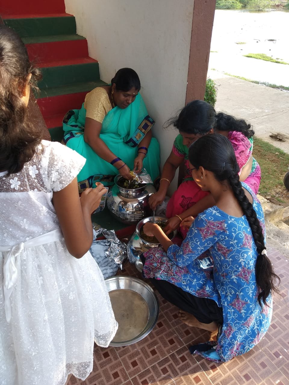 ప్రసాదాలు తయారు చేస్తున్న కార్యకర్తలు