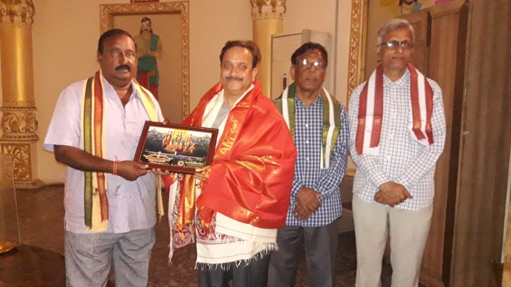 స్వామి వారిని ఆలయ పాలక వర్గ సభ్యులు శాలువా కప్పి సత్కరించి మేమొంటోను బహూకరించారు