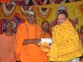 23-12-18 ఆదివారం రాత్రి ఆధ్యాత్మిక రాజధాని రాజమహేంద్రవరం గౌతమి ఘాట్ వ్యాసాశ్రమంలో ఓంకార సత్రయాగం సందర్భంగా ఓంకారం విశిష్టతపై ప్రసంగిస్తోన్న పీఠాధిపతి డా. ఉమర్ ఆలీషా స్వామి సభా దృశ్యాలు .