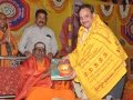 23-12-18 ఆదివారం రాత్రి ఆధ్యాత్మిక రాజధాని రాజమహేంద్రవరం గౌతమి ఘాట్ వ్యాసాశ్రమంలో ఓంకార సత్రయాగం సందర్భంగా ఓంకారం విశిష్టతపై ప్రసంగిస్తోన్న పీఠాధిపతి డా. ఉమర్ ఆలీషా స్వామి సభా దృశ్యాలు .