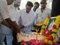 షష్ఠ పీఠాధిపతి బ్రహ్మర్షి డా.ఉమర్ ఆలీషా సద్గురువర్యుల చిత్రపటం  వద్ద కేక్  కట్ చేస్తున్న  స్థలదాత, మరియు వేదికనలంకరించిన పెద్దలు