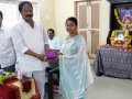 దొండపాటి  సాయిప్రసన్న కు జ్ఞాపికను  బహూకరిస్తున్న  శ్రీ యెగ్గిన  నాగబాబు  గారు