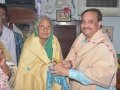 పీఠం సీనియర్ సభ్యురాలు నడింపల్లి  సీతయ్యమ్మ  గారిని దుస్సాలువా  కప్పి  ఆశీర్వదిస్తున్న సద్గురువర్యులు
