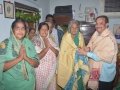 పీఠం సీనియర్ సభ్యురాలు నడింపల్లి  సీతయ్యమ్మ  గారిని దుస్సాలువా  కప్పి  ఆశీర్వదిస్తున్న సద్గురువర్యులు