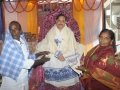 శ్రీ తాడి మురళీ కృష్ణ దంపతులు పీఠాధిపతి డాక్టర్ ఉమర్ అలీషా స్వామి వారిని శాలువాతో సత్కరించినారు