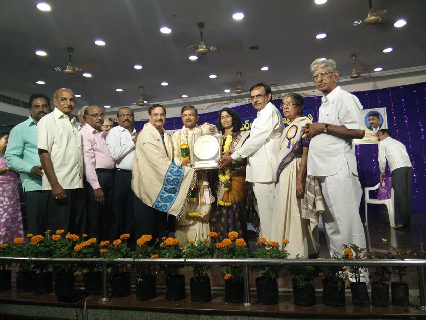 Dr.Kumar Rao receiving  the "Sri Hussain Sha Kavi Puraskaaram" from Sathguru Dr.Umar Alisha