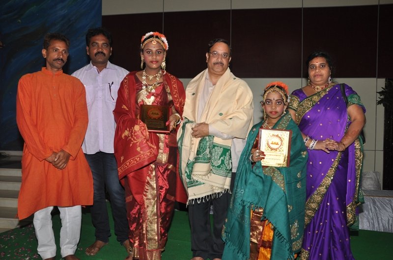 Sathguru Dr.Umar Alisha has presented momento to ThoranaSri and Bhagyasri for their Kuchipudi dance performance