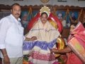 10-11-18 న శనివారం ఉదయం పశ్చిమ గోదావరి జిల్లాలో అత్తిలి మండలం ఉరదాళ్లపాలెం గ్రామంలో శ్రీ విశ్వ విజ్ఞాన విద్యా ఆధ్యాత్మిక పీఠము ఆశ్రమ ప్రాంగణంలో ఏర్పాటు చేయబడిన జ్ఞాన చైతన్య సదస్సులో పీఠాధిపతి డా.ఉమర్ ఆలీషా స్వామి వారిని సత్కరిస్తున్న కార్యకర్తలు