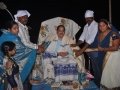 10-11-18 న పశ్చిమ గోదావరి జిల్లా పెంటపాడు మండలం వల్లూరుపల్లి  గ్రామంలో స్థానిక శ్రీ విశ్వ విజ్ఞాన విద్యా ఆధ్యాత్మిక పీఠము ఆశ్రమప్రాంగణంలో ఏర్పాటు చేసిన జ్ఞాన చైతన్య సదస్సులో పీఠాధిపతి డా ఉమర్ ఆలీషా స్వామి వారిని సత్కరిస్తున్న స్థానిక పీఠము కార్యకర్తలు.