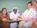 10-11-18 శనివారం సాయంత్రం పశ్చిమ గోదావరి జిల్లా ఆకివీడు మండలం గుమ్ములూరు గ్రామంలో స్థానిక శ్రీ విశ్వ విజ్ఞాన విద్యా ఆధ్యాత్మిక పీఠము ఆశ్రమప్రాంగణంలో ఏర్పాటు చేసిన జ్ఞాన చైతన్య సదస్సులో పీఠాధిపతి డా ఉమర్ ఆలీషా స్వామి తో స్థానిక సభ్యులు
