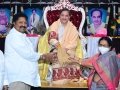 దాన్యపు కుచ్చులు ఆందచేస్తున్న శ్రీ ఉమర్ ఆలీషా సద్గురు వర్యులు మరియు శ్రీ కారుమురి నాగేశ్వర రావు గారు