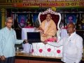 తాత్విక బాల వికాస్ పద్య మంజరి ఆడియో ఆవిస్కారణ చేస్తున్న శ్రీ డా. ఉమర్ ఆలీషా సద్గురువర్యులు