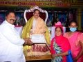 కుట్టు శిక్షణ కేంద్రం లో శిక్షణ తీసుకున్నవారికి సర్టిఫికేట్ అందచేస్తున్న సద్గురువర్యులు