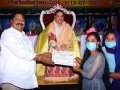 కుట్టు శిక్షణ కేంద్రం లో శిక్షణ తీసుకున్నవారికి సర్టిఫికేట్ అందచేస్తున్న సద్గురువర్యులు