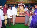 దాన్యపు కుచ్చులు ఆందచేస్తున్న శ్రీ ఉమర్ ఆలీషా సద్గురు వర్యులు , శ్రీ ఆహ్మద్ ఆలీషా గారు శ్రీ హుస్సైన్ షా  గారు మరియు శ్రీ కారుమురి నాగేశ్వర రావు గారు